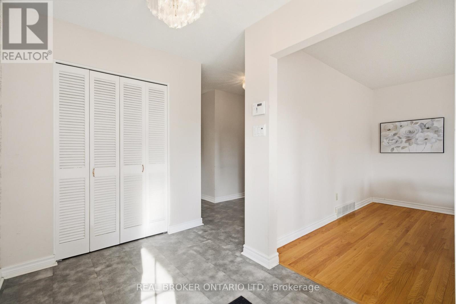 1294 Fernwood Drive, Ottawa, Ontario K1V 7J9 - Photo 3 - X12996380