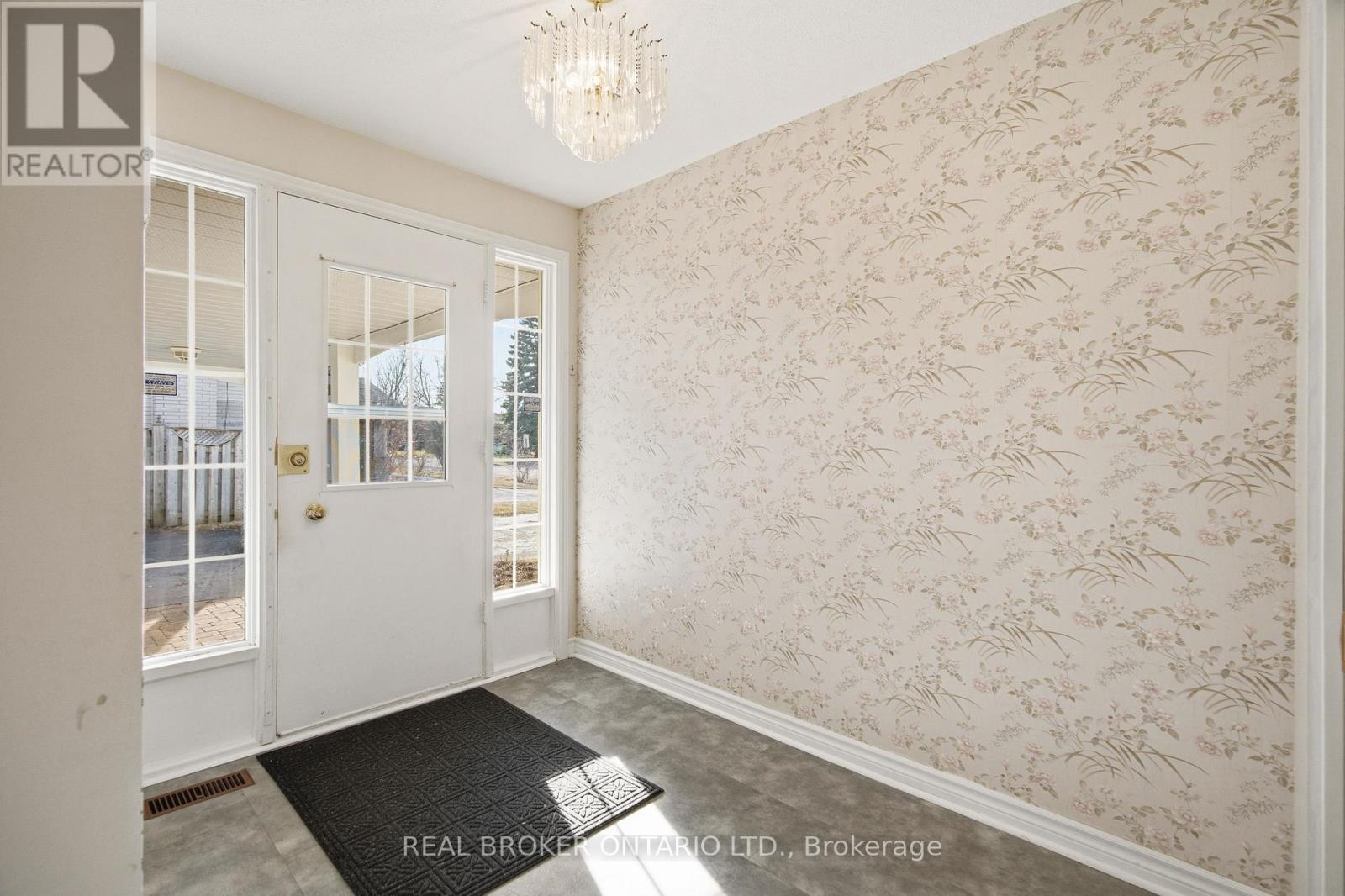 1294 Fernwood Drive, Ottawa, Ontario K1V 7J9 - Photo 4 - X12996380