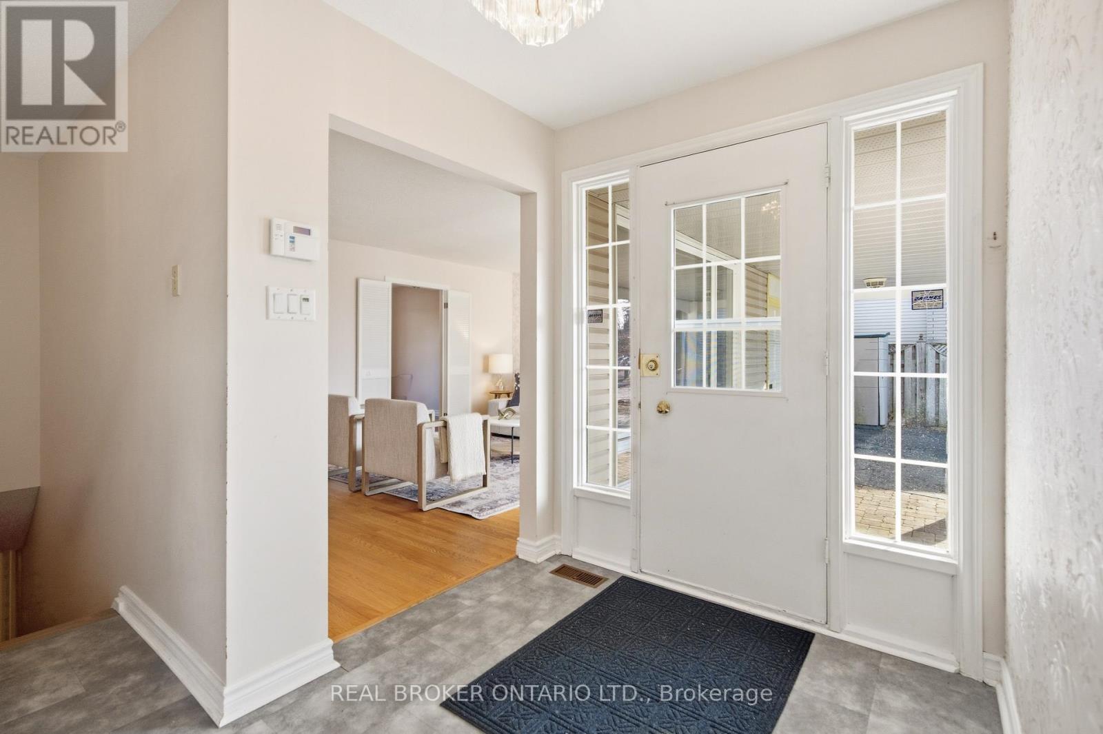 1294 Fernwood Drive, Ottawa, Ontario K1V 7J9 - Photo 5 - X12996380