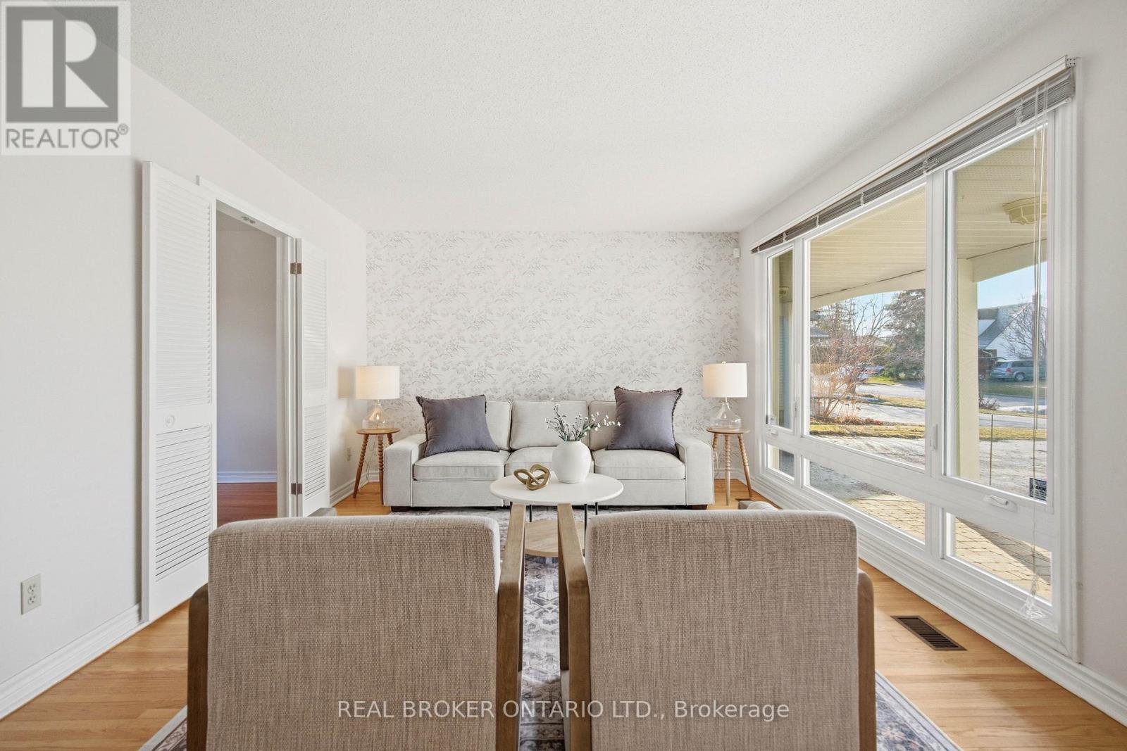 1294 Fernwood Drive, Ottawa, Ontario K1V 7J9 - Photo 7 - X12996380