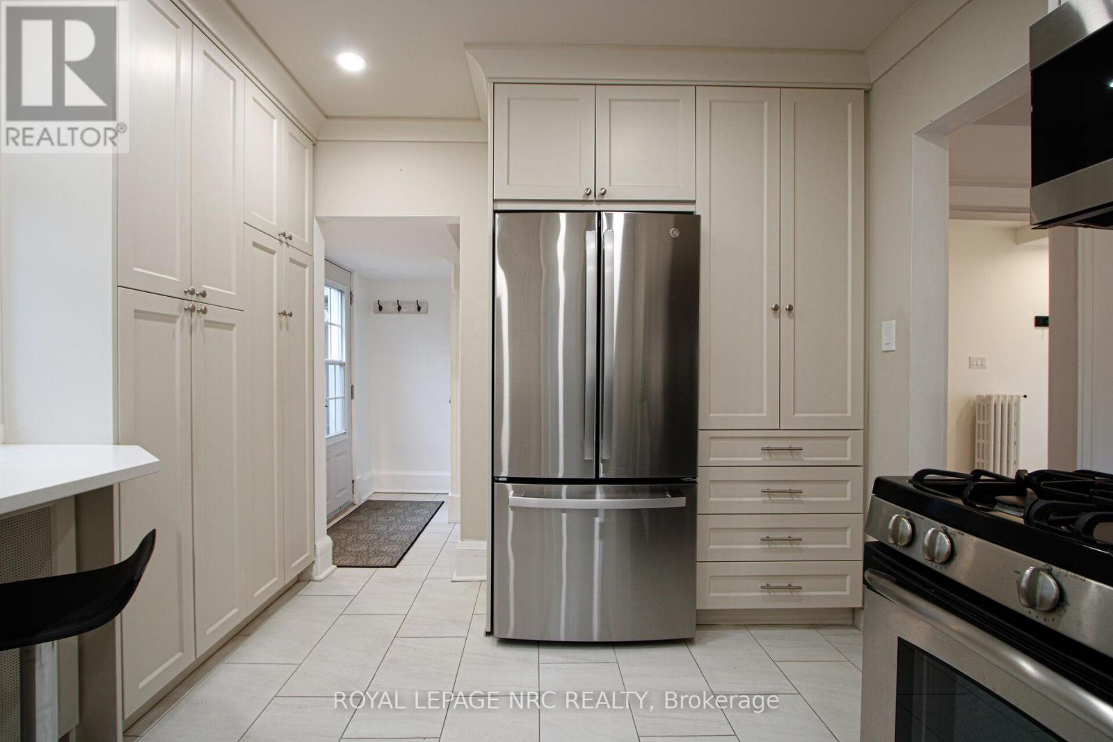 15 South Drive, St. Catharines, Ontario  L2R 4T9 - Photo 11 - X12996398