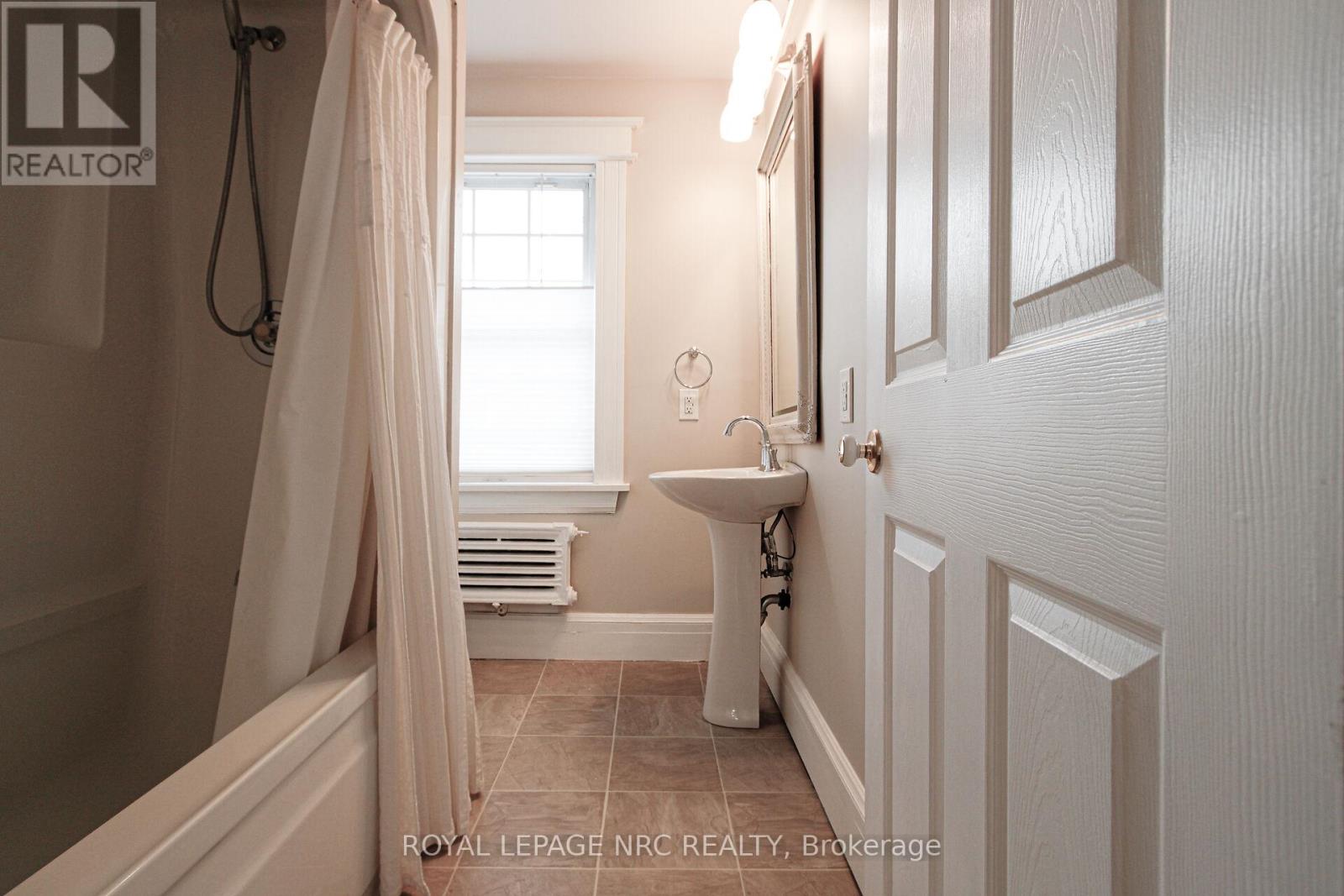 15 South Drive, St. Catharines, Ontario  L2R 4T9 - Photo 27 - X12996398