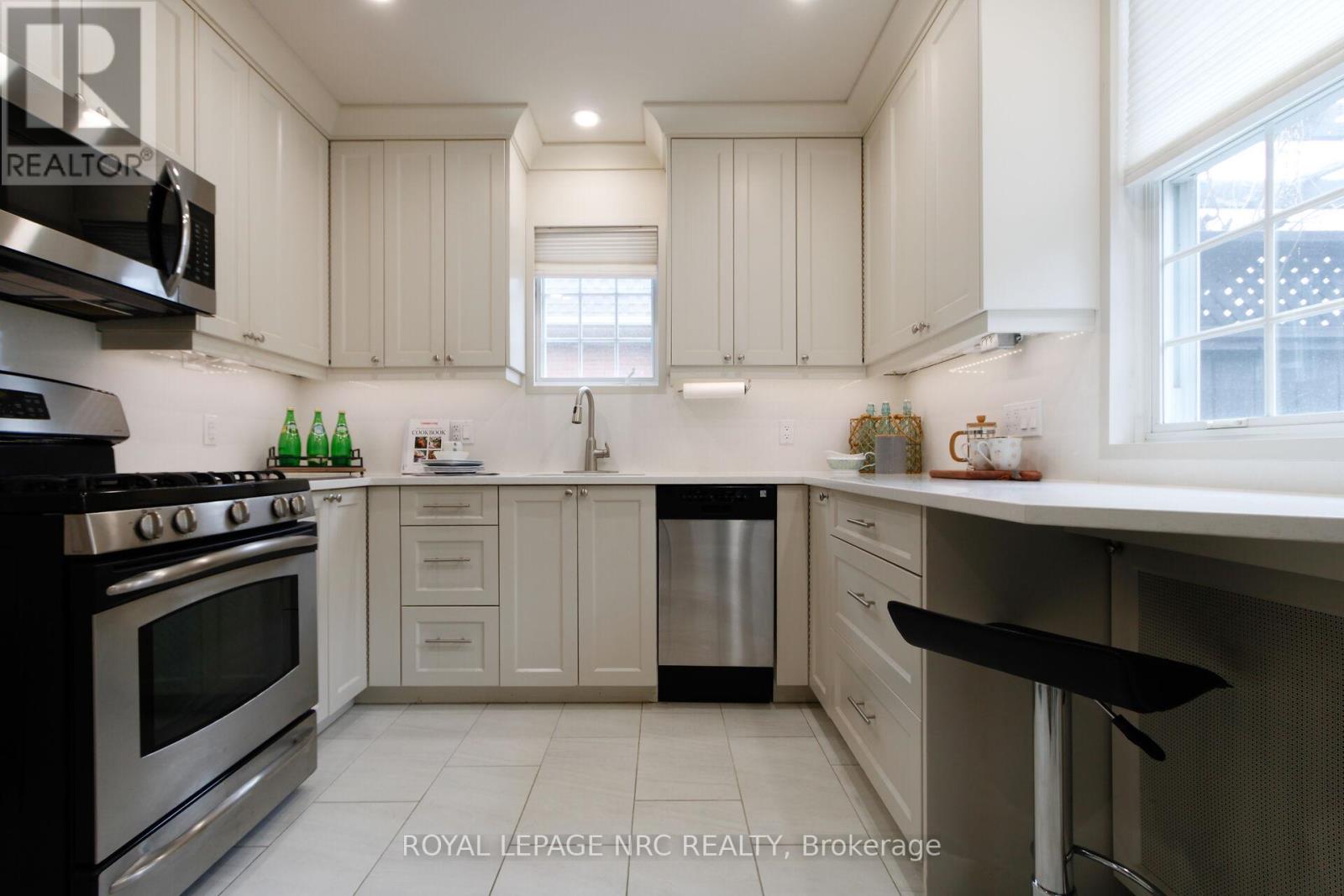 15 South Drive, St. Catharines, Ontario  L2R 4T9 - Photo 8 - X12996398