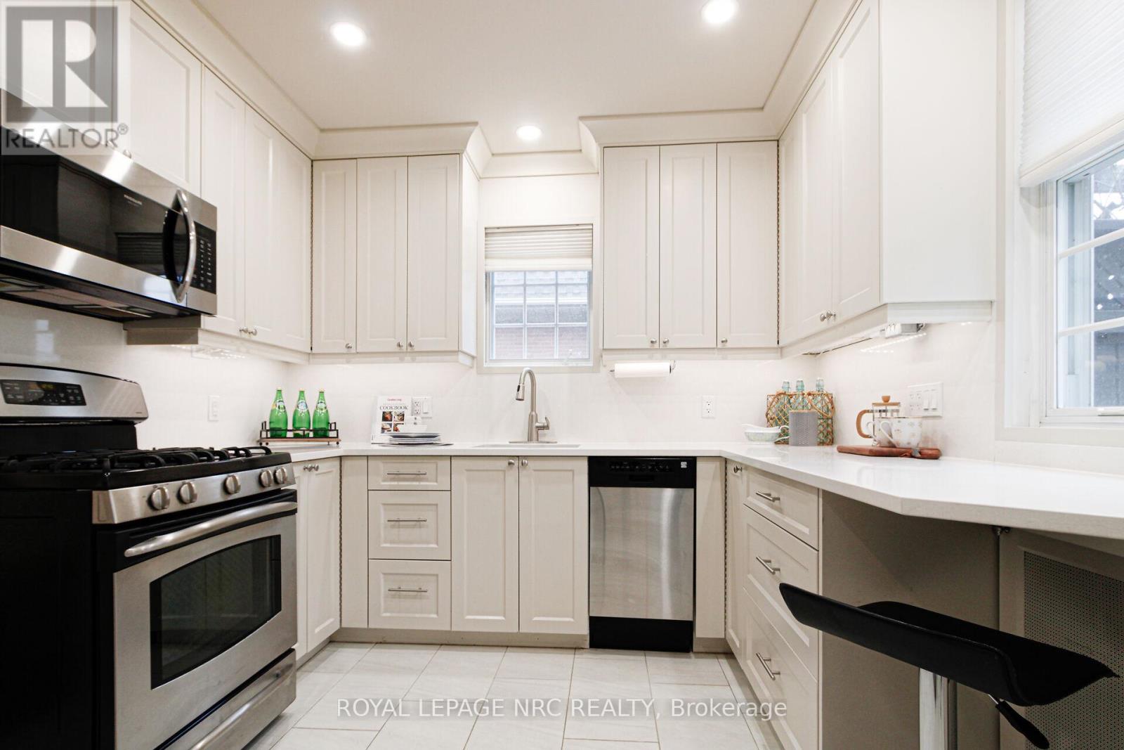 15 South Drive, St. Catharines, Ontario  L2R 4T9 - Photo 9 - X12996398