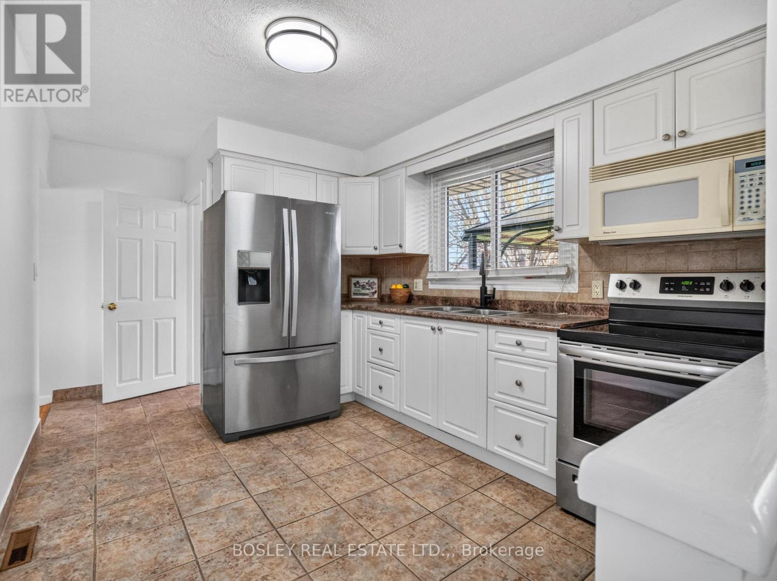 21 Grosvenor Street, St. Catharines, Ontario  L2M 3E1 - Photo 11 - X12996418