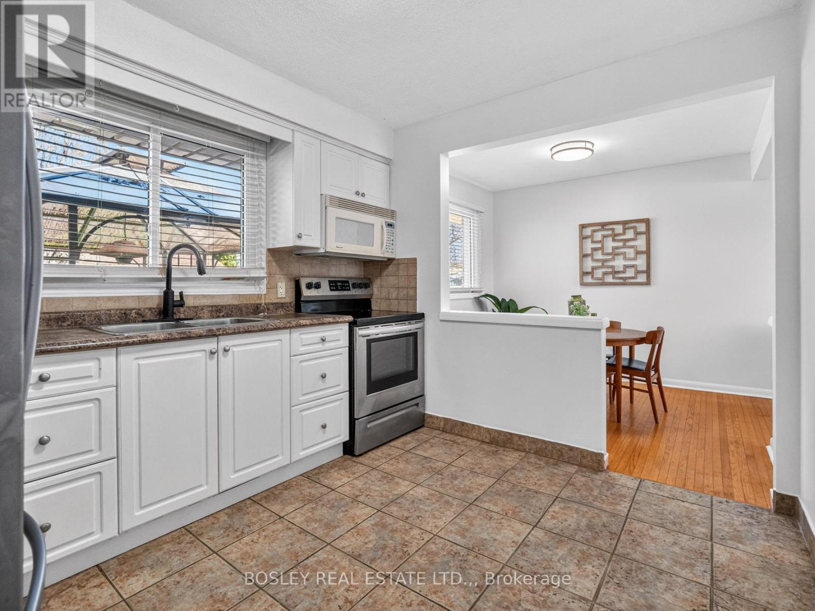 21 Grosvenor Street, St. Catharines, Ontario  L2M 3E1 - Photo 9 - X12996418