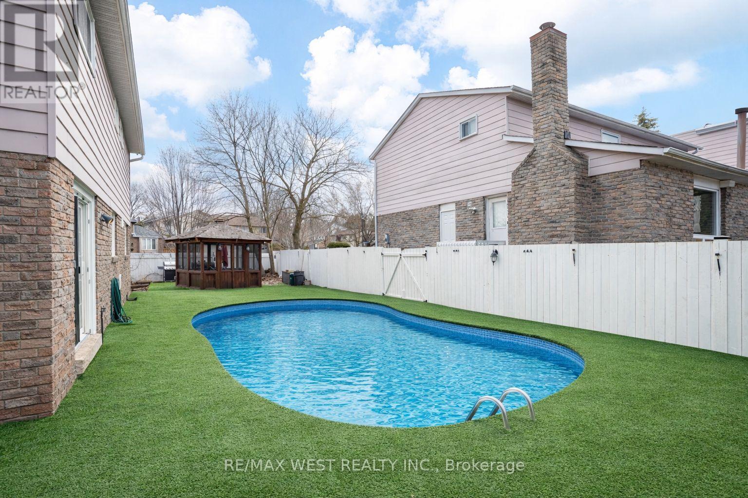 890 Wayne Drive, Newmarket, Ontario  L3Y 5T7 - Photo 37 - N12985360