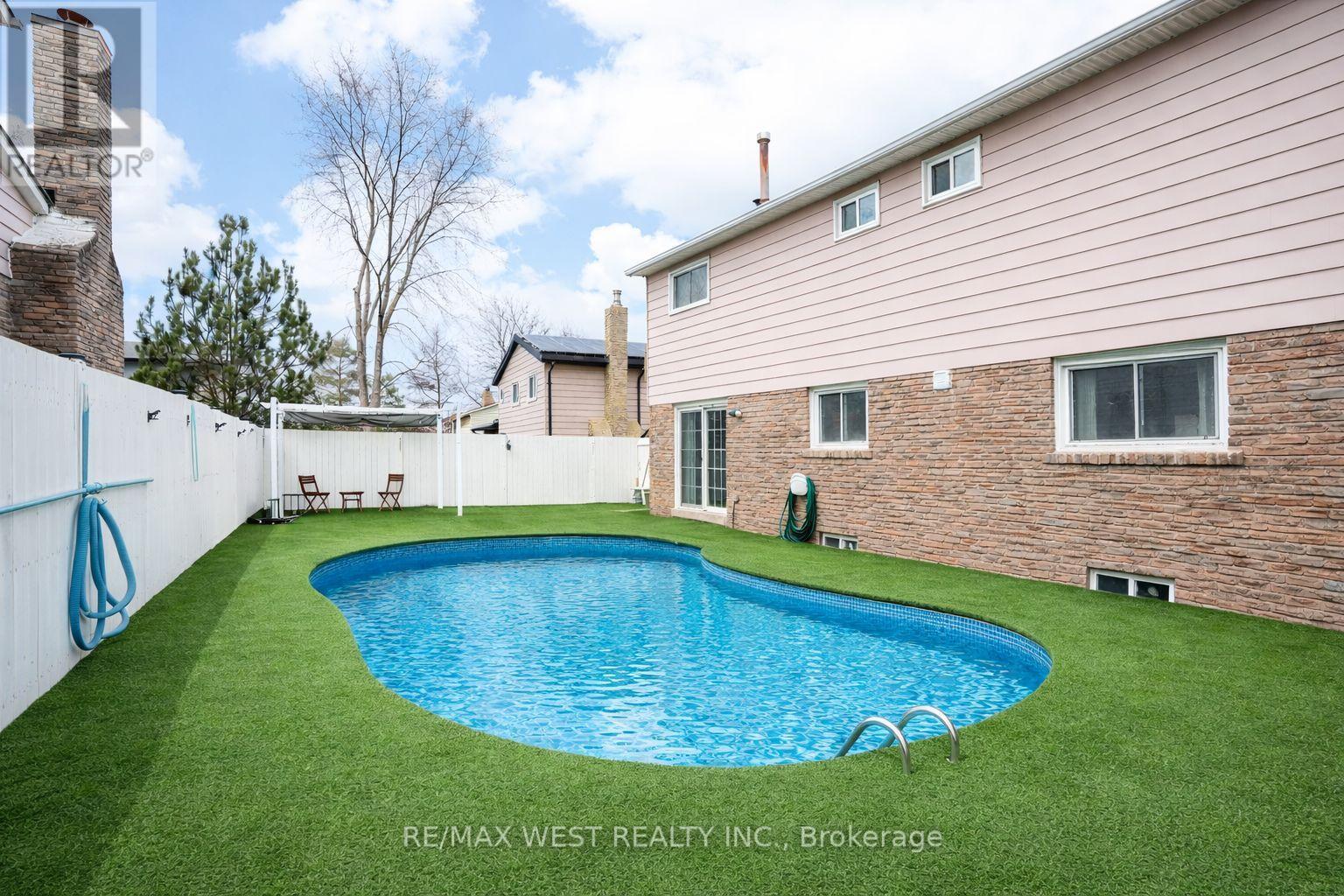 890 Wayne Drive, Newmarket, Ontario  L3Y 5T7 - Photo 36 - N12985360