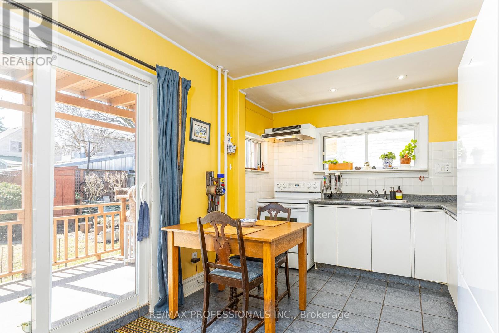 9 Orley Avenue, Toronto, Ontario  M4C 2B8 - Photo 11 - E12996360