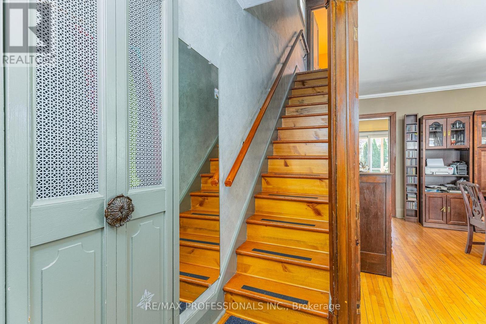 9 Orley Avenue, Toronto, Ontario  M4C 2B8 - Photo 13 - E12996360