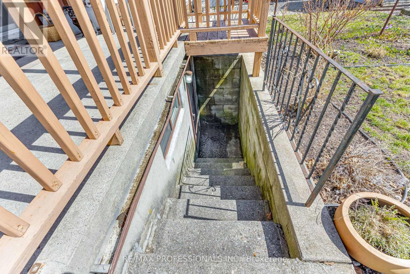 9 Orley Avenue, Toronto, Ontario  M4C 2B8 - Photo 34 - E12996360