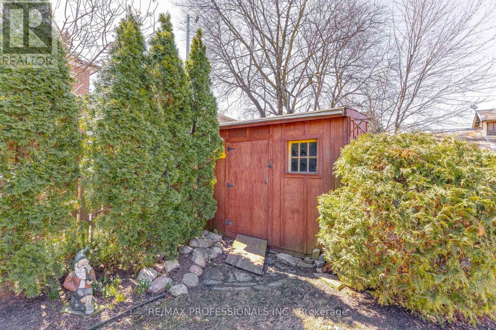 9 Orley Avenue, Toronto, Ontario  M4C 2B8 - Photo 37 - E12996360