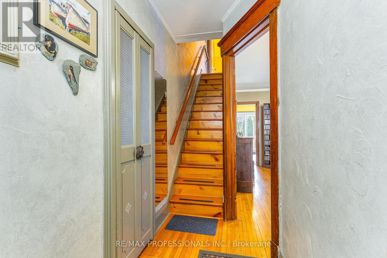 9 Orley Avenue, Toronto, Ontario  M4C 2B8 - Photo 5 - E12996360