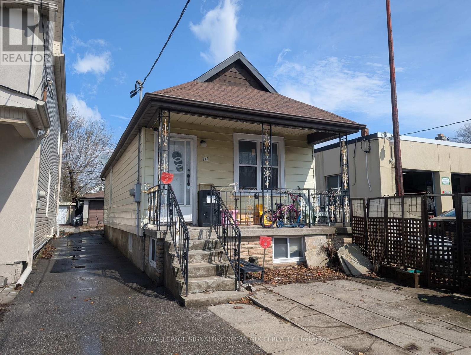 840 Sammon Avenue, Toronto, Ontario  M4C 2E8 - Photo 9 - E12996448