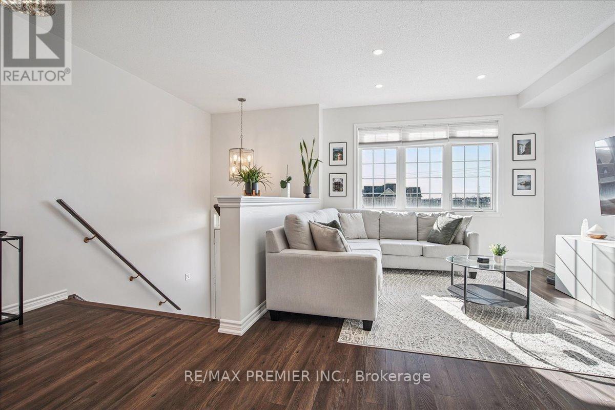 149 Taucar Gate, Bradford West Gwillimbury, Ontario  L3Z 0V7 - Photo 4 - N12996330