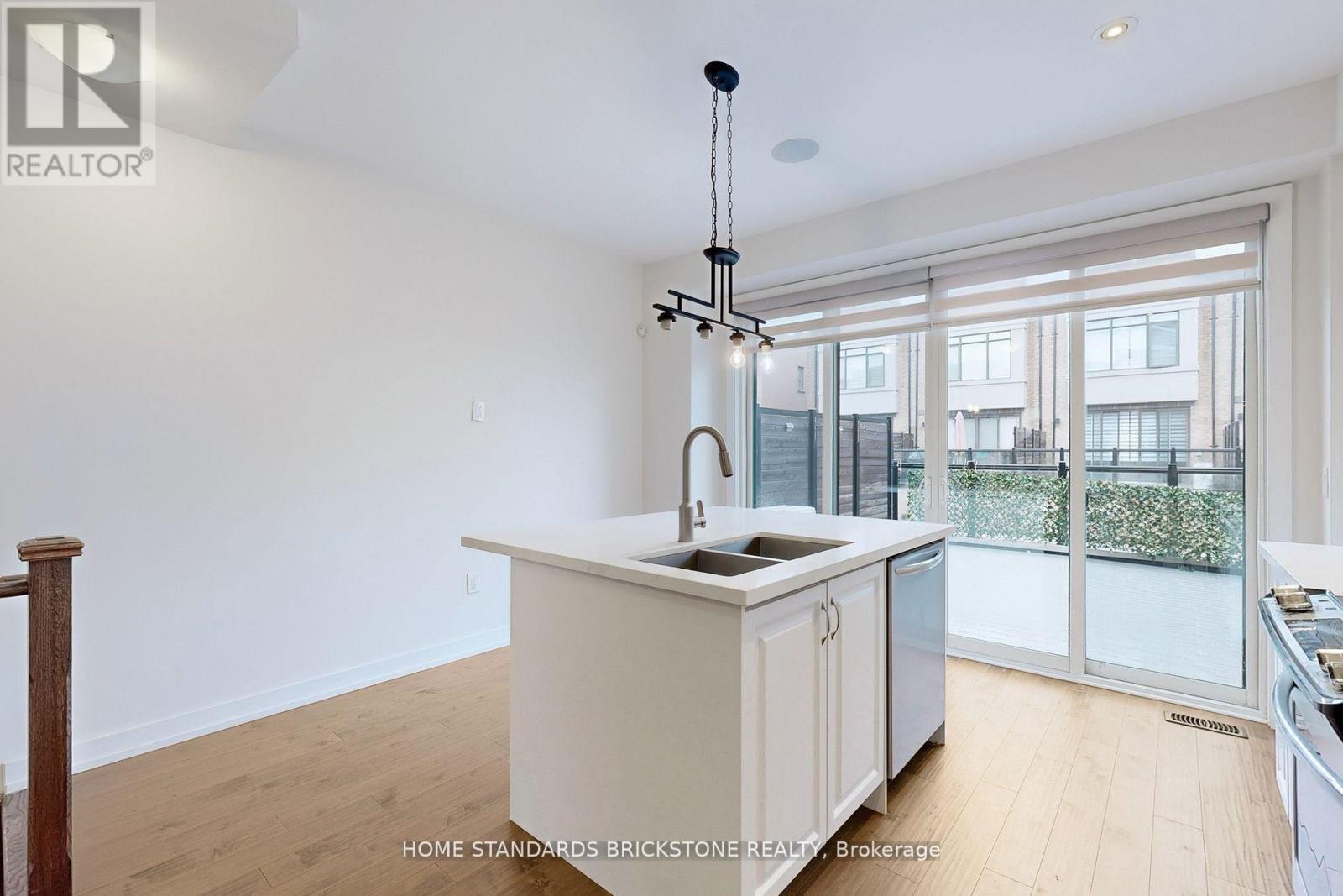 215 Salterton Circle, Vaughan, Ontario  L6A 4Z2 - Photo 15 - N12996446