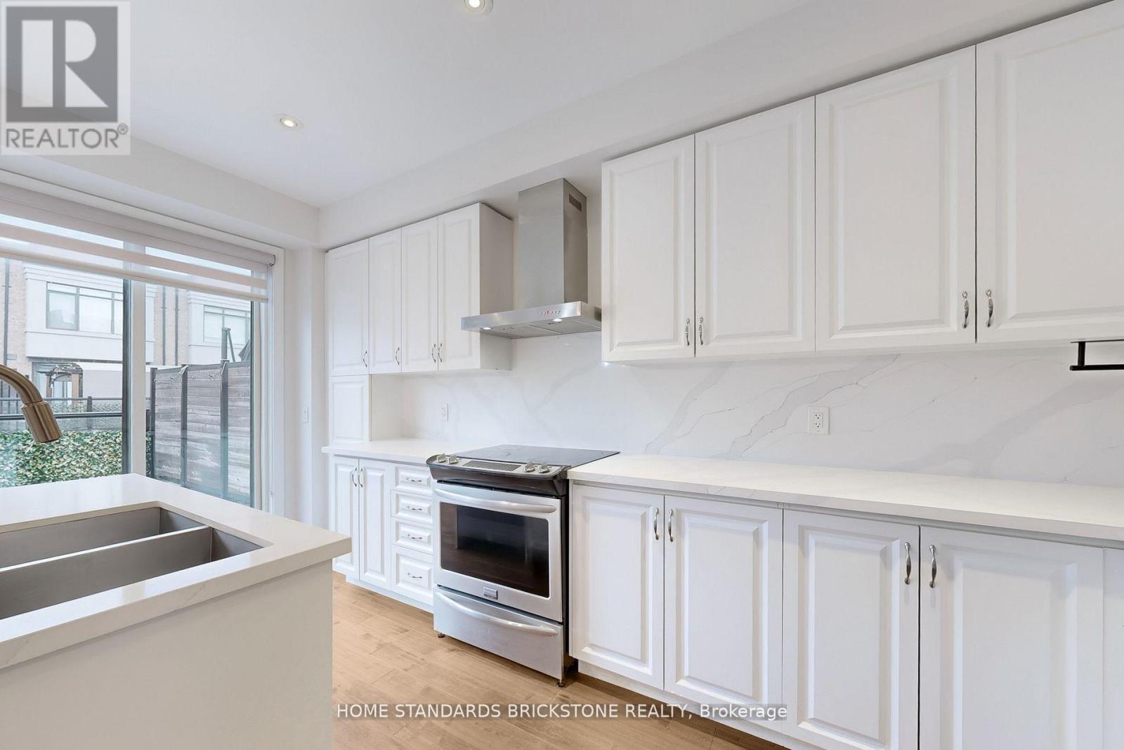 215 Salterton Circle, Vaughan, Ontario  L6A 4Z2 - Photo 16 - N12996446