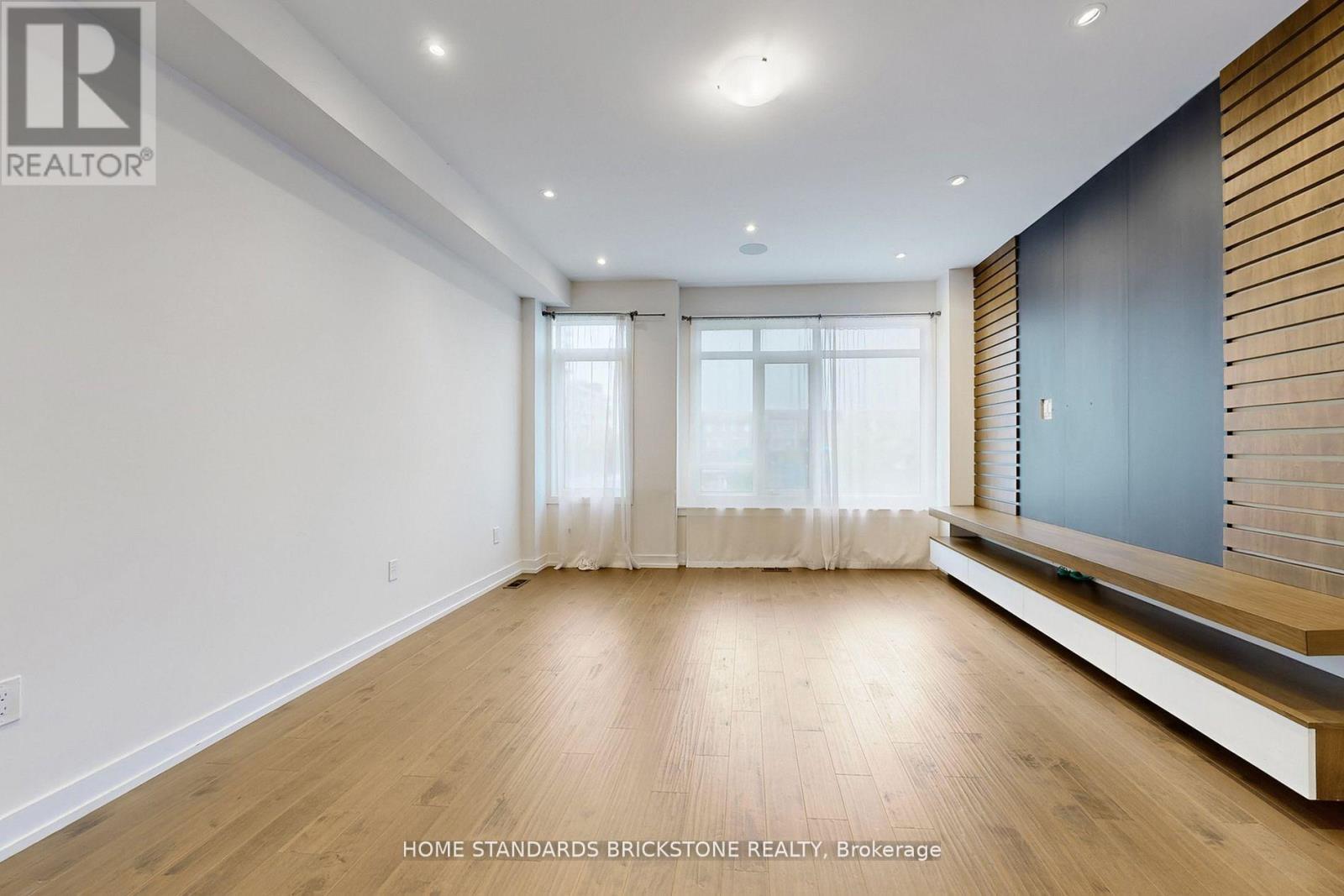 215 Salterton Circle, Vaughan, Ontario  L6A 4Z2 - Photo 4 - N12996446