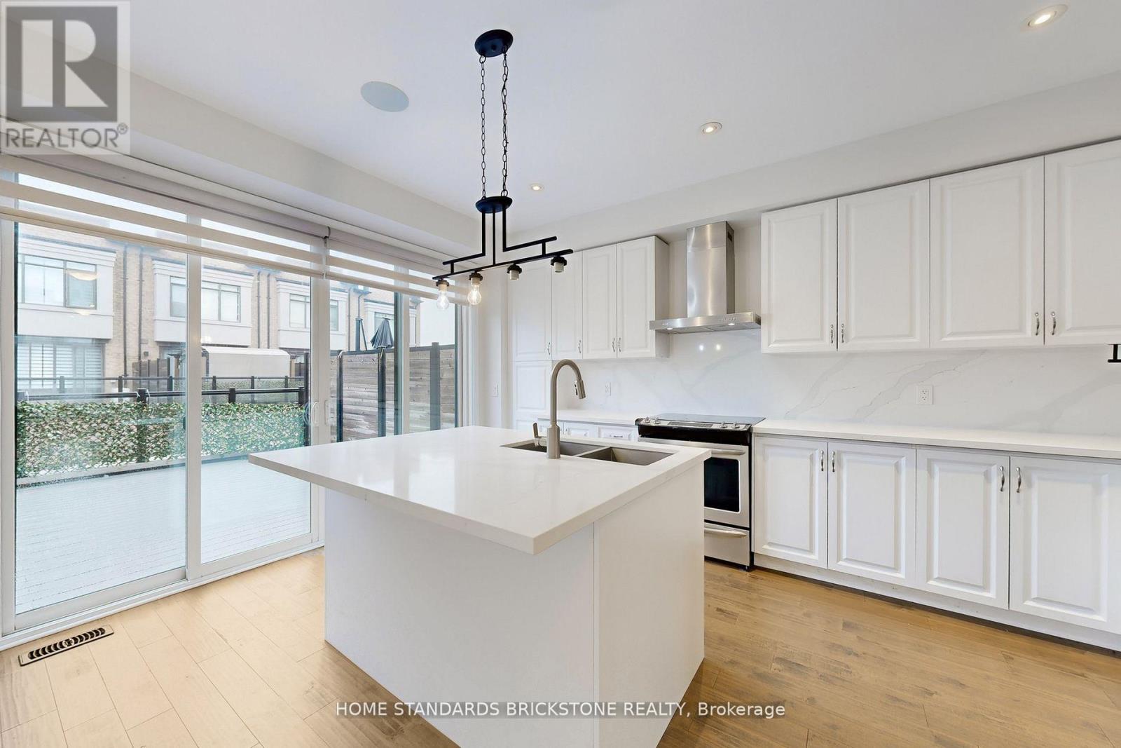 215 Salterton Circle, Vaughan, Ontario  L6A 4Z2 - Photo 9 - N12996446