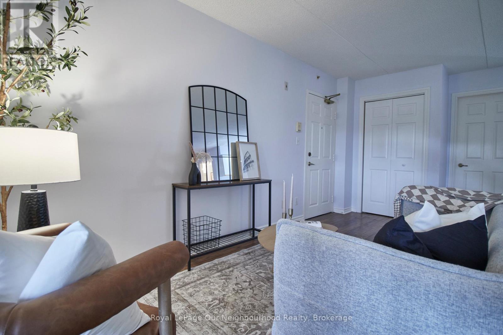 208 - 1431 Walker's Line, Burlington, Ontario  L7M 4N9 - Photo 2 - W12996580