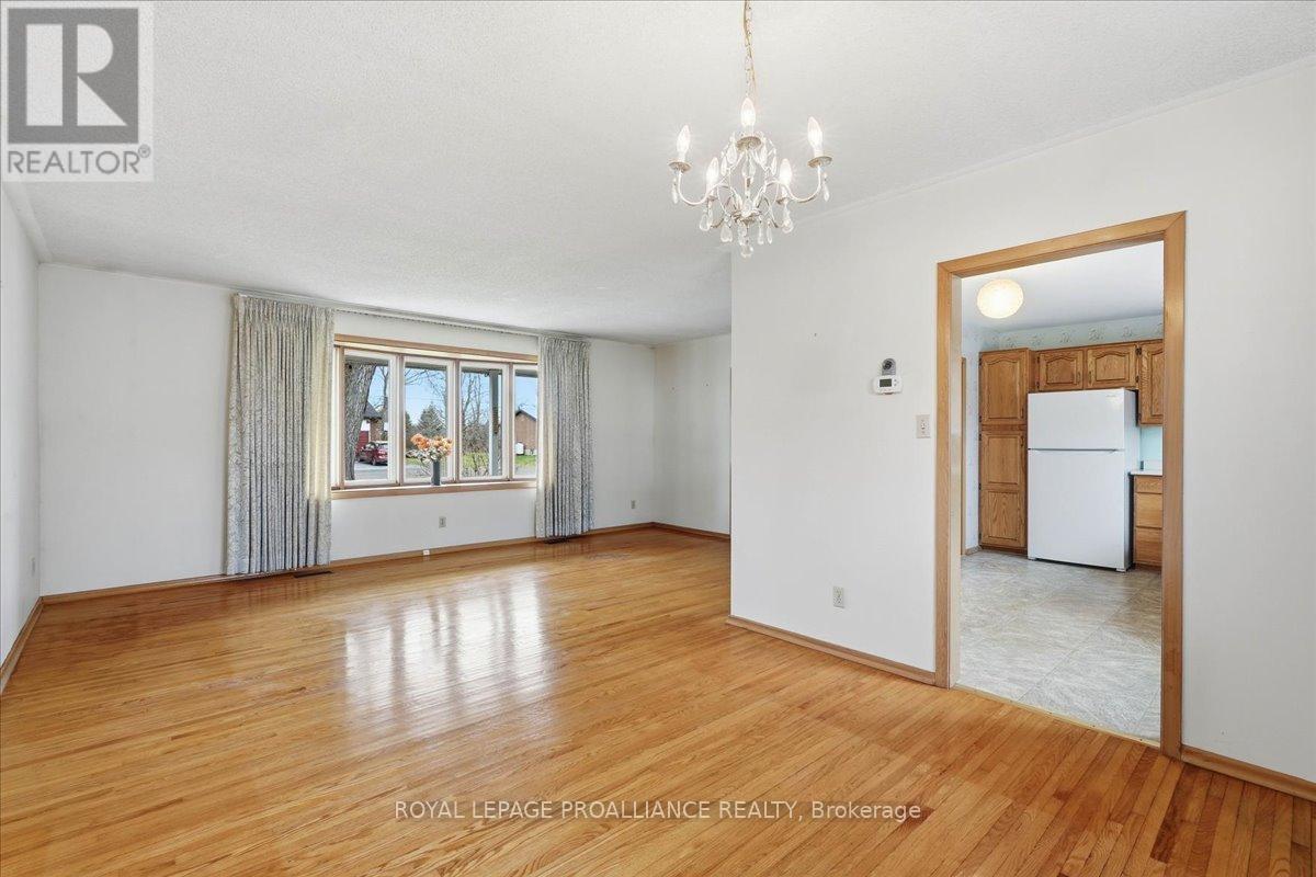 8 Fenwood Crescent, Prince Edward County, Ontario  K8N 4Z7 - Photo 13 - X12996636