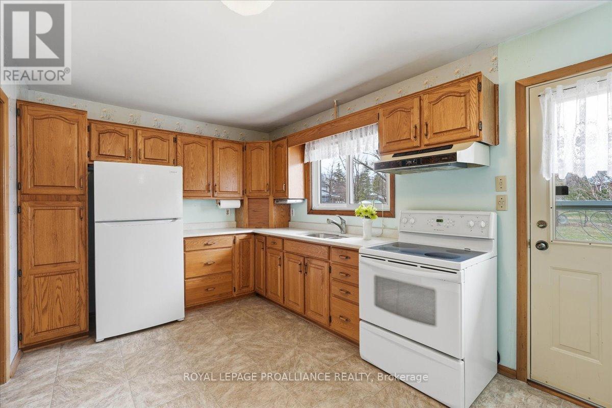 8 Fenwood Crescent, Prince Edward County, Ontario  K8N 4Z7 - Photo 15 - X12996636