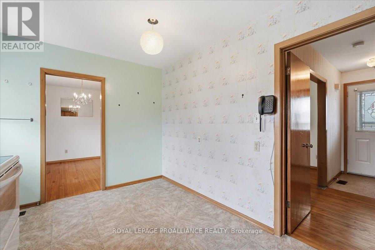 8 Fenwood Crescent, Prince Edward County, Ontario  K8N 4Z7 - Photo 18 - X12996636