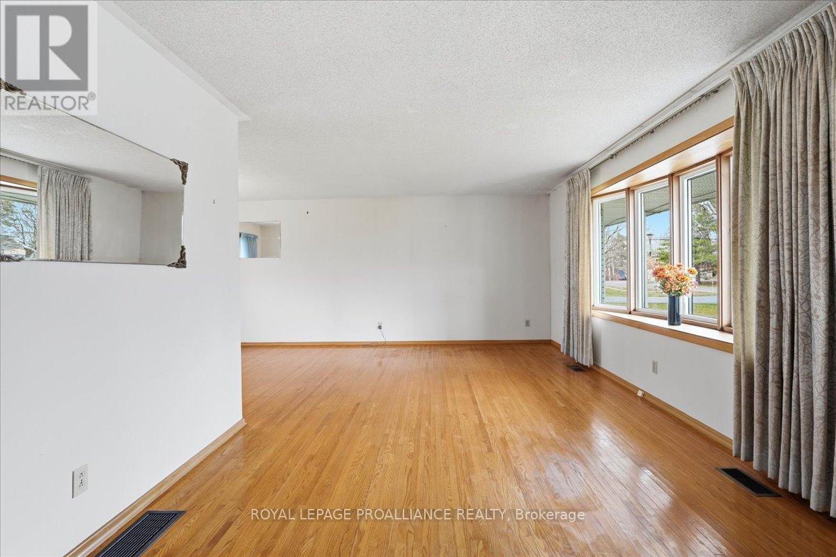 8 Fenwood Crescent, Prince Edward County, Ontario  K8N 4Z7 - Photo 7 - X12996636