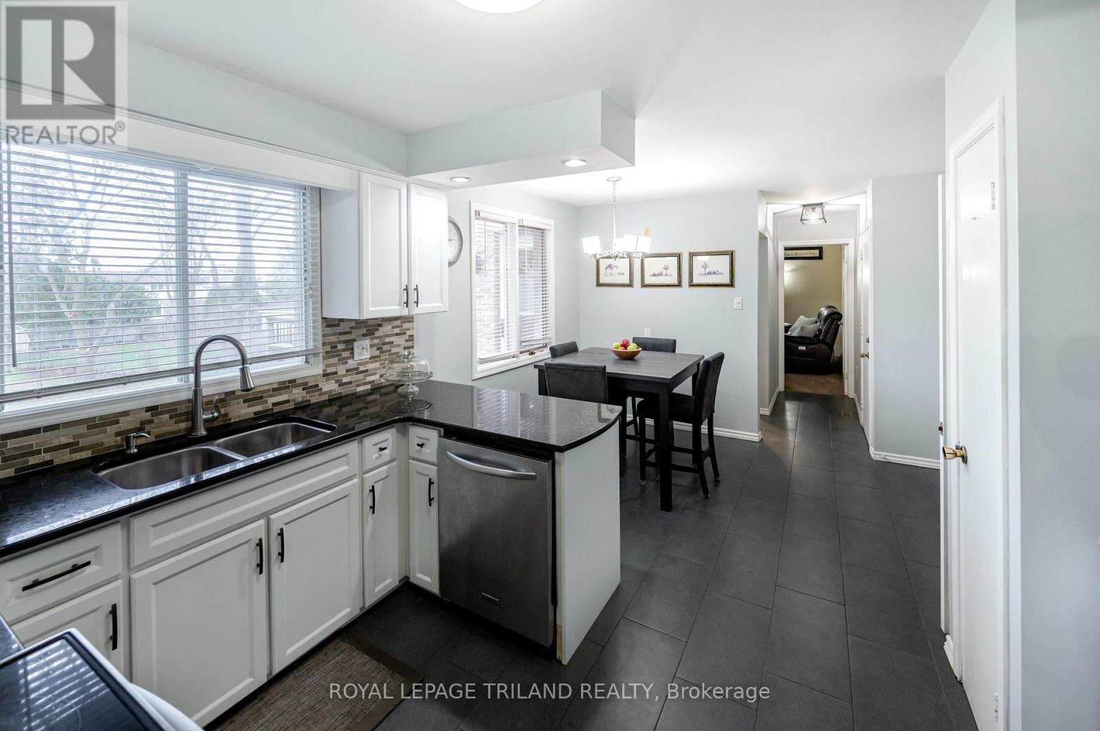 392 Village Green Avenue, London South, Ontario  N6J 3Z8 - Photo 10 - X12996622