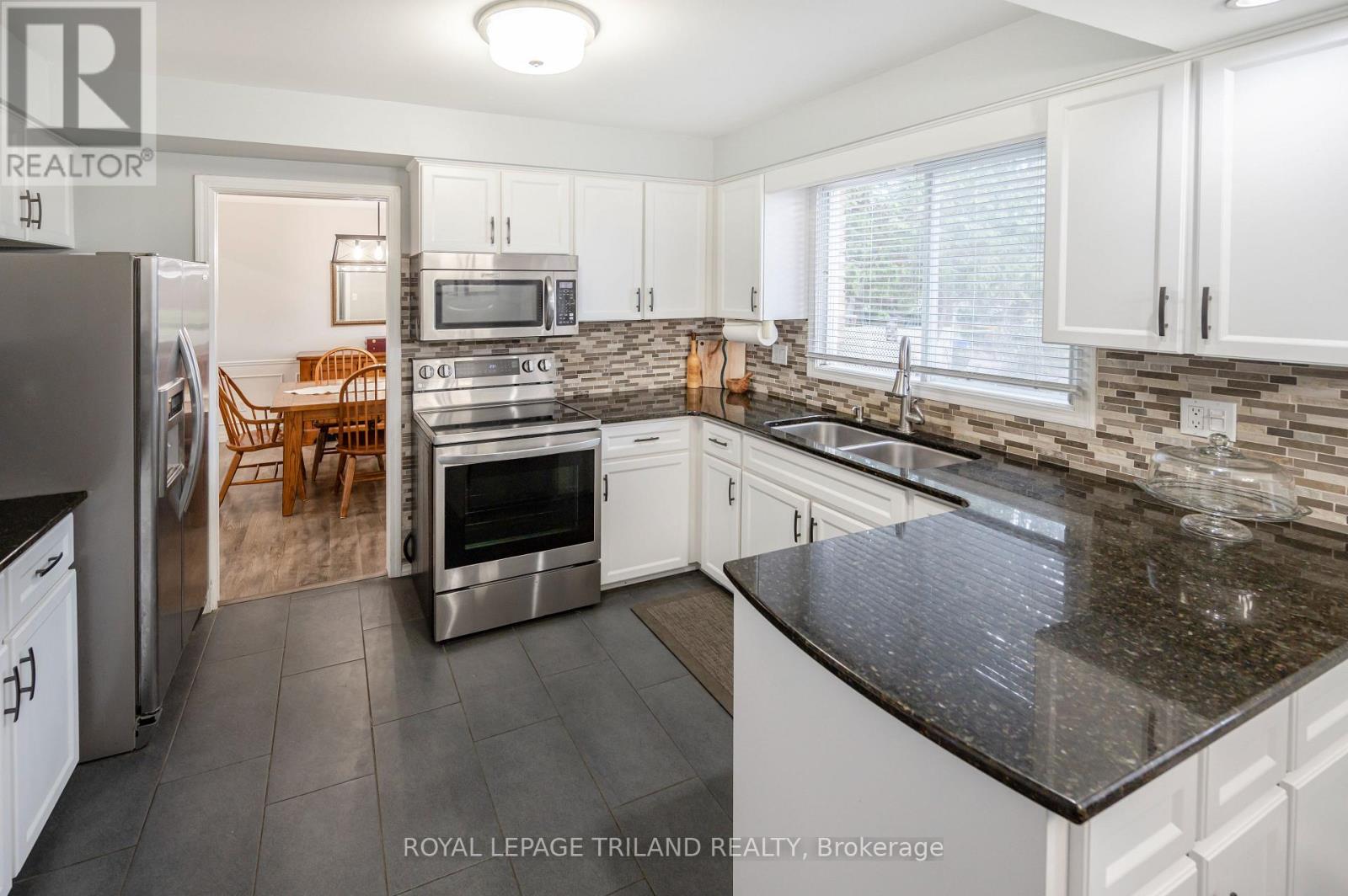 392 Village Green Avenue, London South, Ontario  N6J 3Z8 - Photo 11 - X12996622