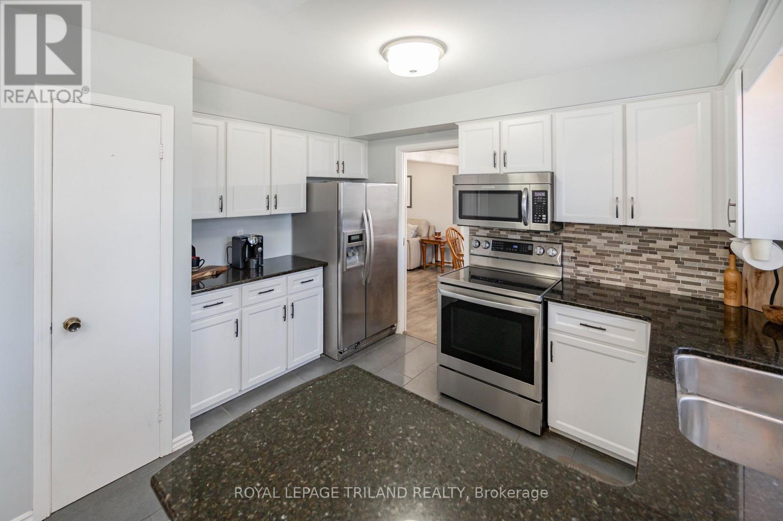 392 Village Green Avenue, London South, Ontario  N6J 3Z8 - Photo 12 - X12996622