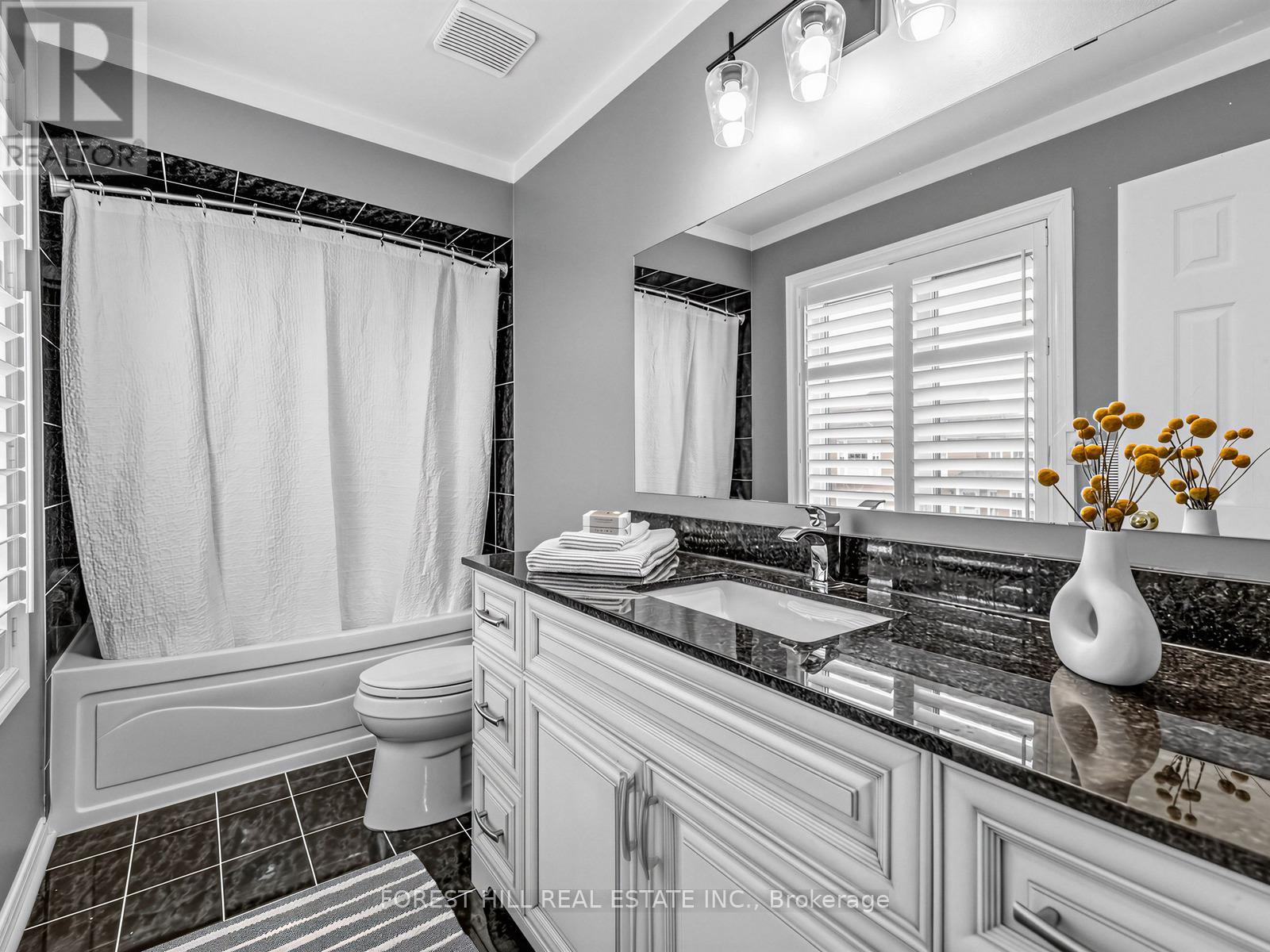 5 Manitoba Place, Brampton, Ontario  L6R 2H9 - Photo 12 - W12996408