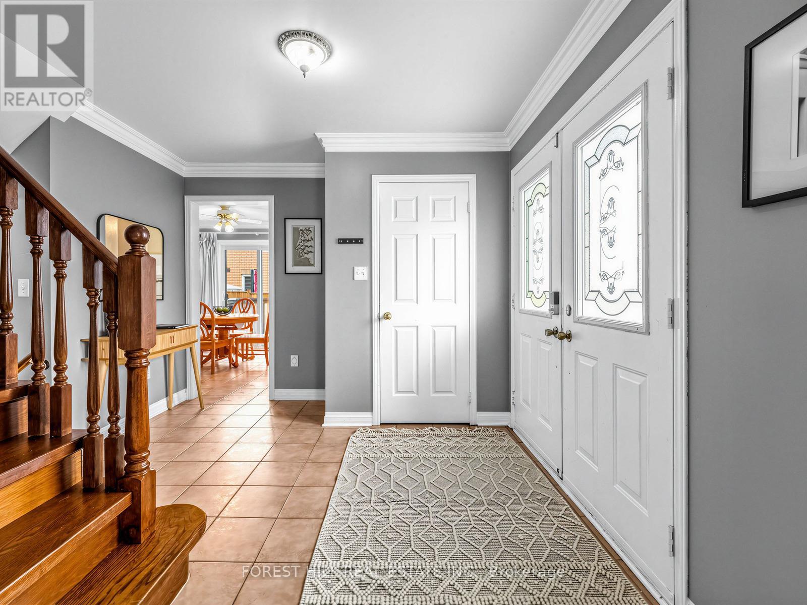 5 Manitoba Place, Brampton, Ontario  L6R 2H9 - Photo 2 - W12996408