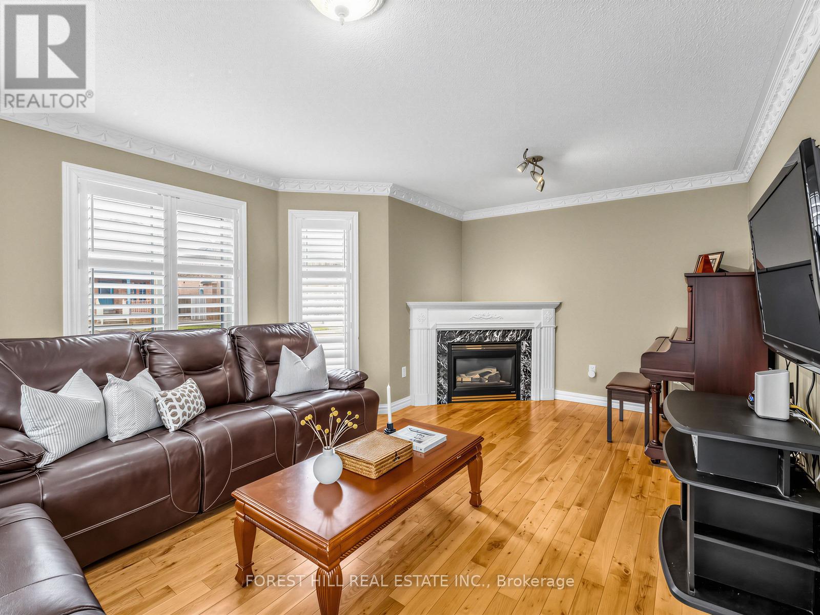 5 Manitoba Place, Brampton, Ontario  L6R 2H9 - Photo 4 - W12996408