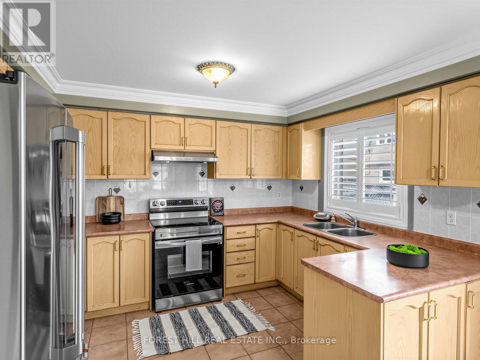 5 Manitoba Place, Brampton, Ontario  L6R 2H9 - Photo 5 - W12996408