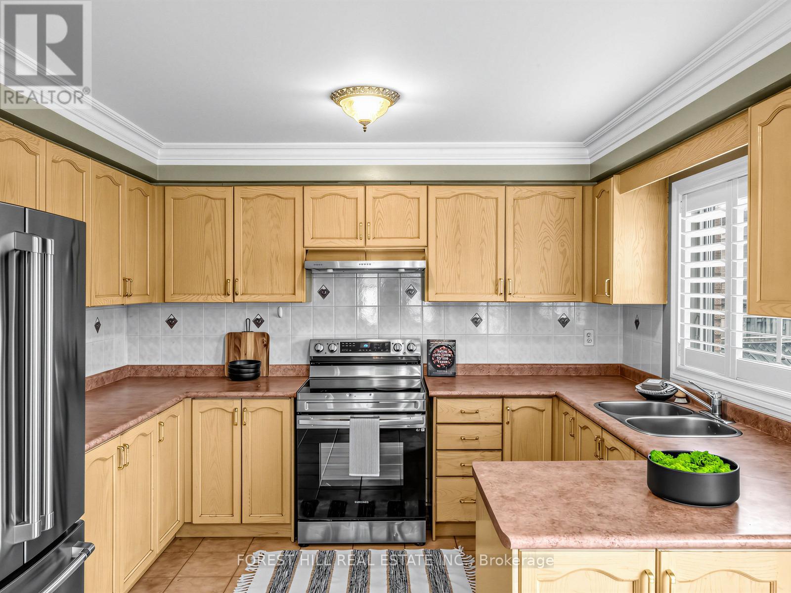 5 Manitoba Place, Brampton, Ontario  L6R 2H9 - Photo 6 - W12996408