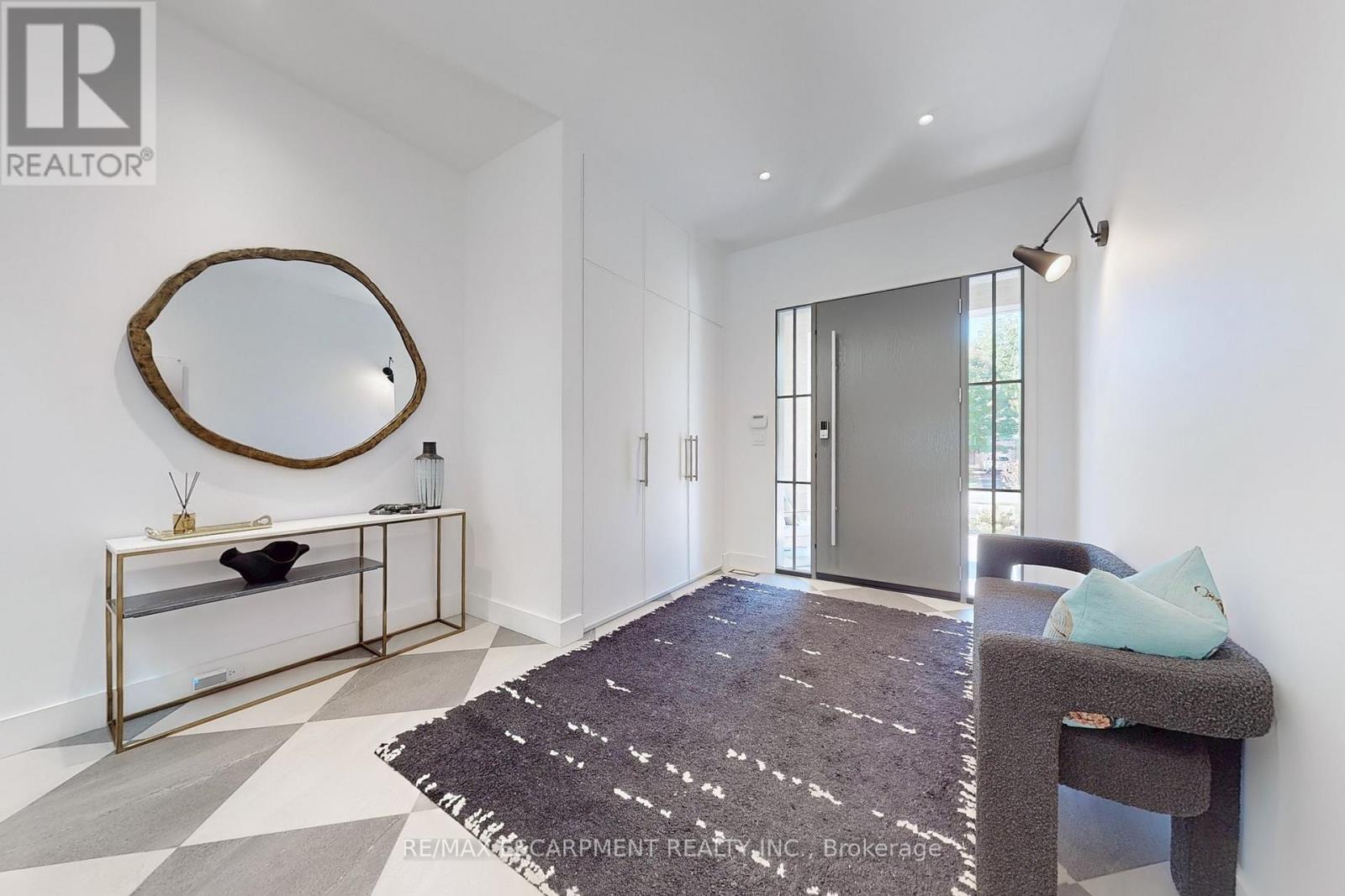 977 Gorton Avenue, Burlington, Ontario  L7T 1S6 - Photo 3 - W12996426