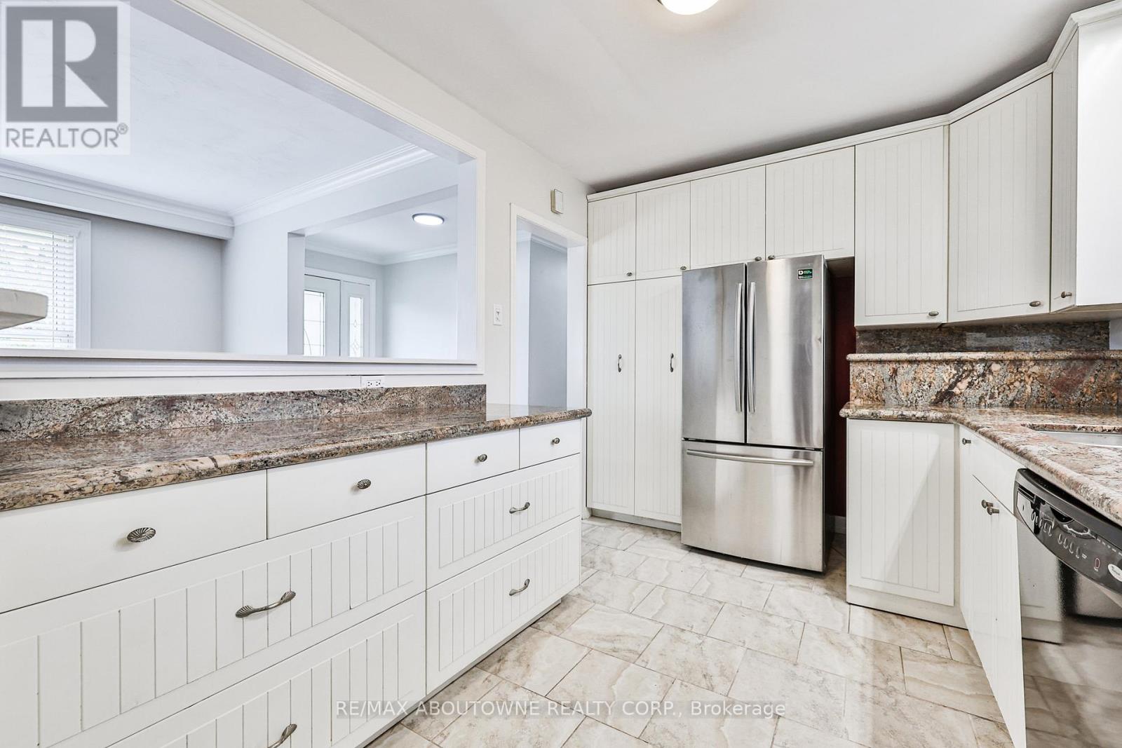 2063 Hixon Street, Oakville, Ontario  L6L 1S9 - Photo 11 - W12996430