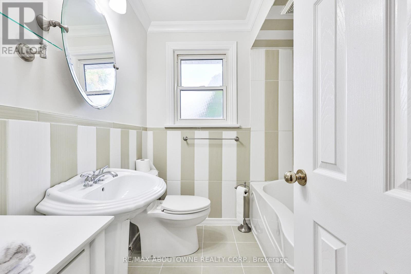 2063 Hixon Street, Oakville, Ontario  L6L 1S9 - Photo 16 - W12996430