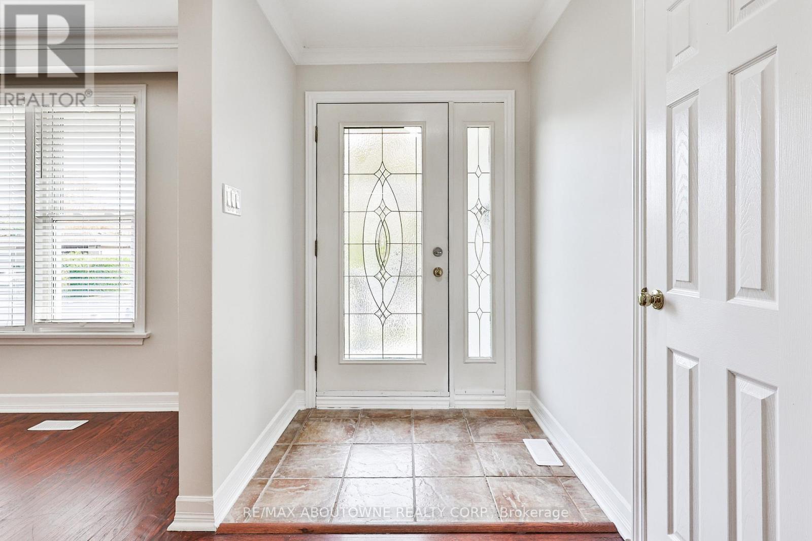 2063 Hixon Street, Oakville, Ontario  L6L 1S9 - Photo 4 - W12996430