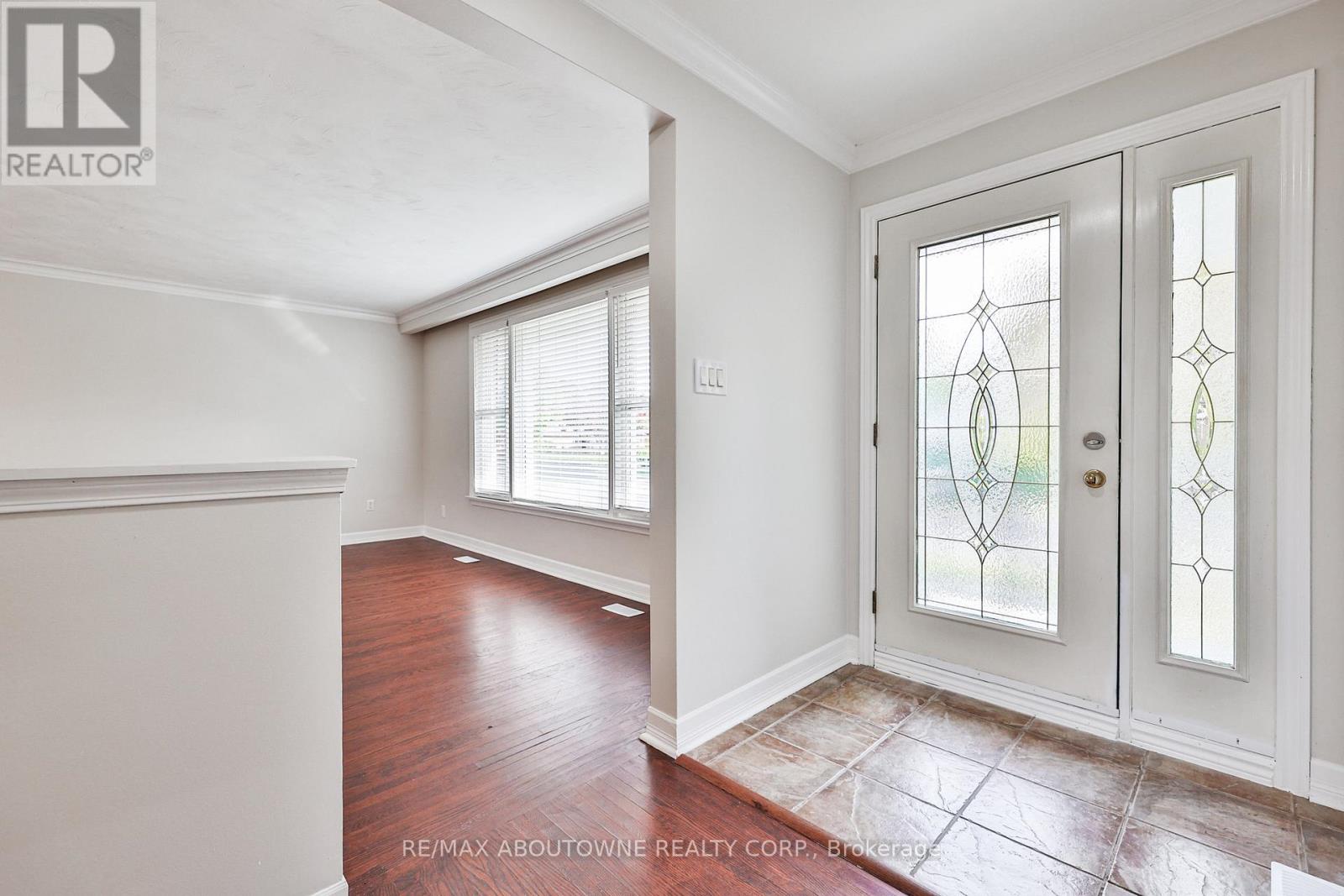 2063 Hixon Street, Oakville, Ontario  L6L 1S9 - Photo 5 - W12996430