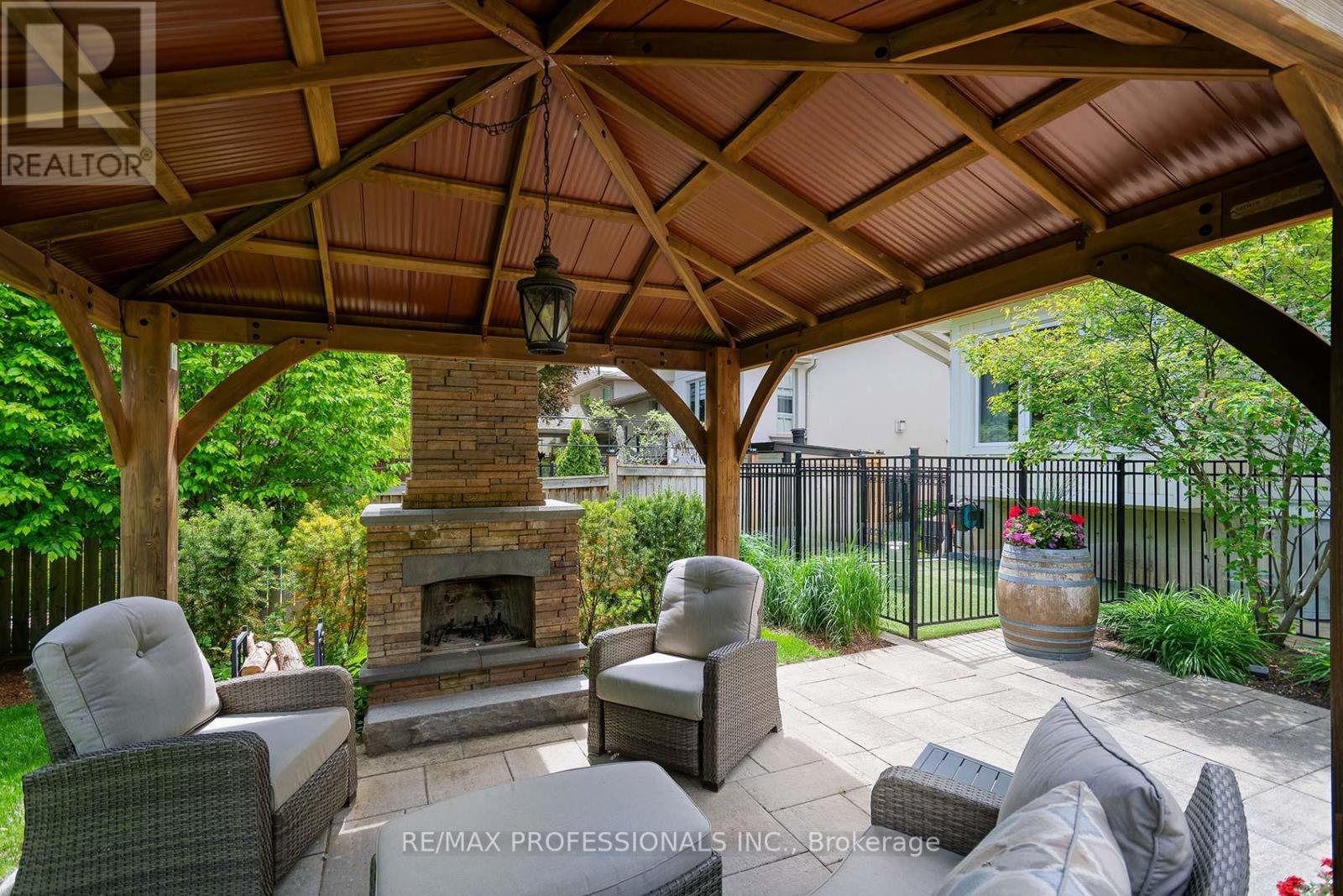 321 Wendy Lane, Oakville, Ontario  L6L 4P9 - Photo 3 - W12899956