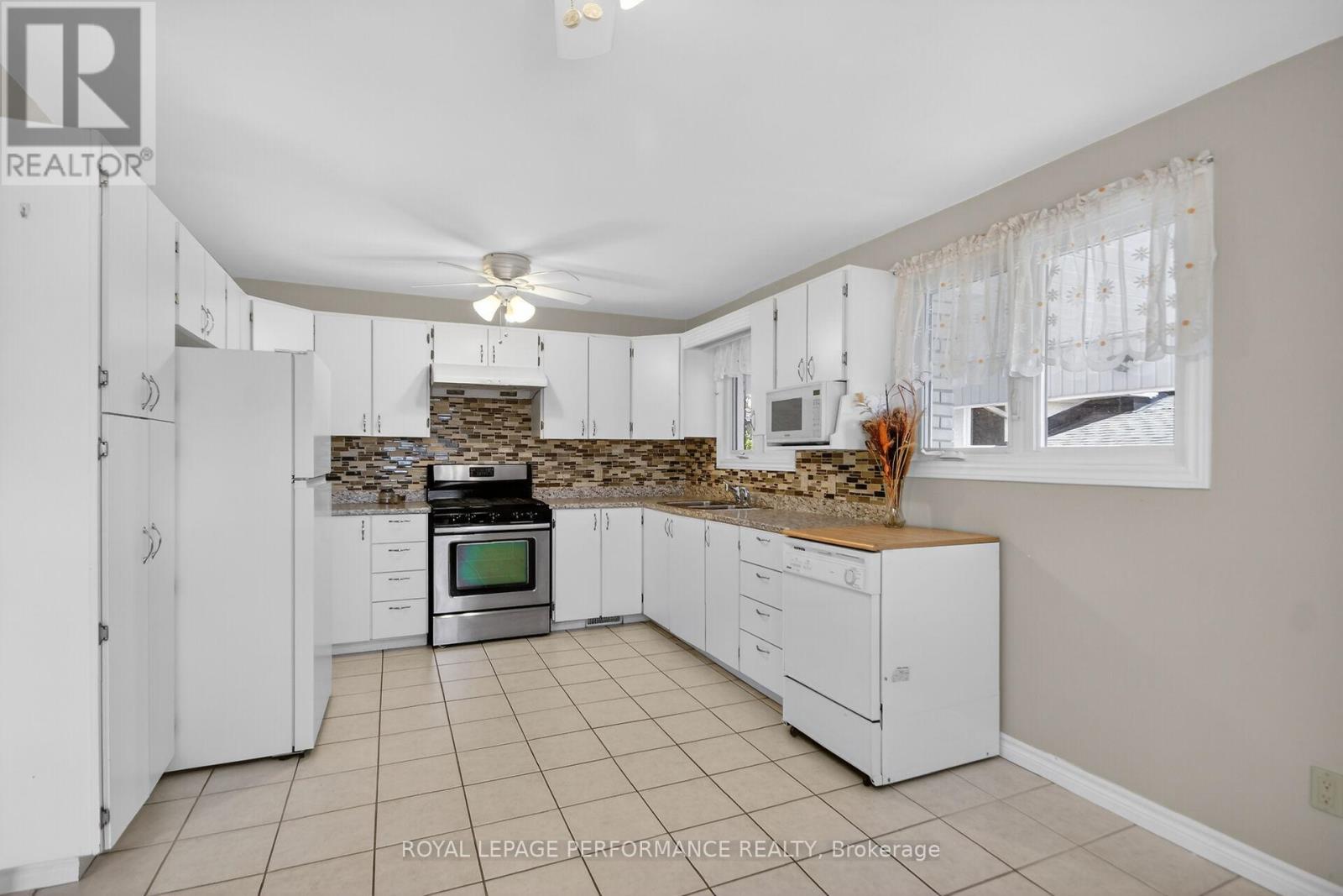 1879 Sharel Drive, Ottawa, Ontario  K1H 6W3 - Photo 4 - X12996516