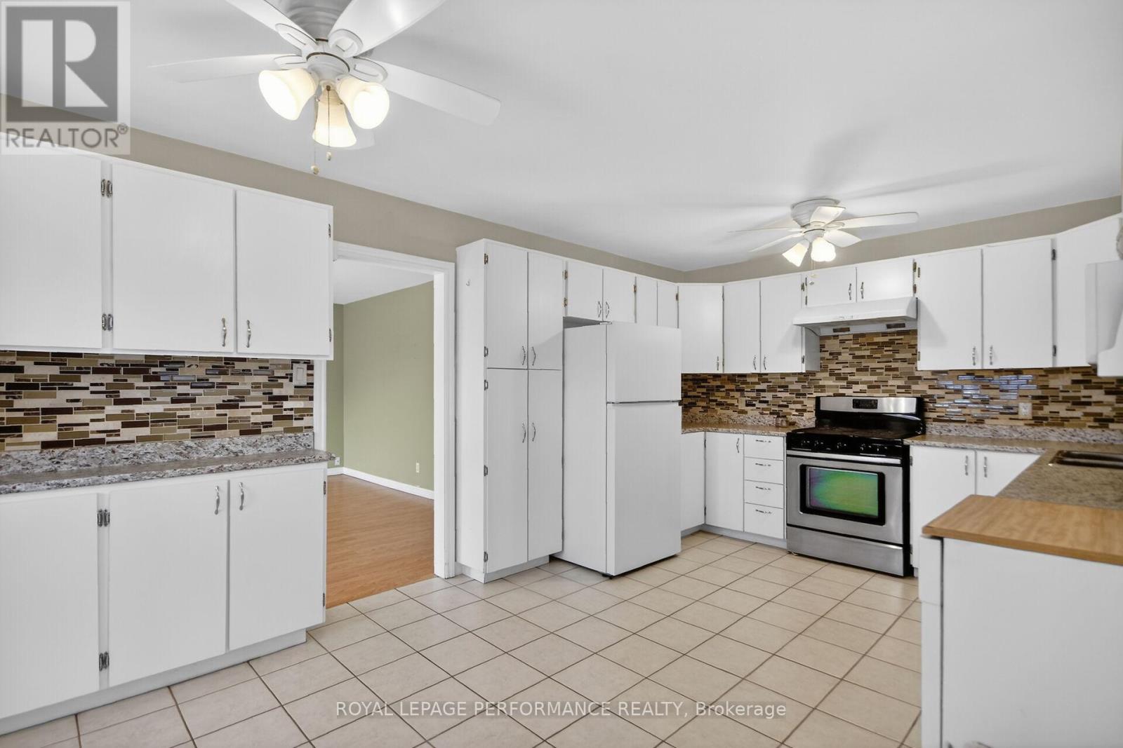 1879 Sharel Drive, Ottawa, Ontario  K1H 6W3 - Photo 5 - X12996516