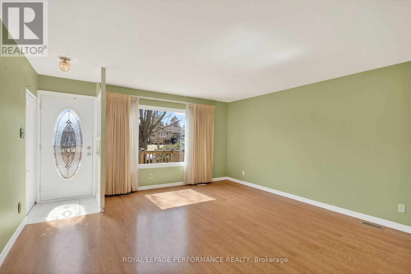 1879 Sharel Drive, Ottawa, Ontario  K1H 6W3 - Photo 8 - X12996516