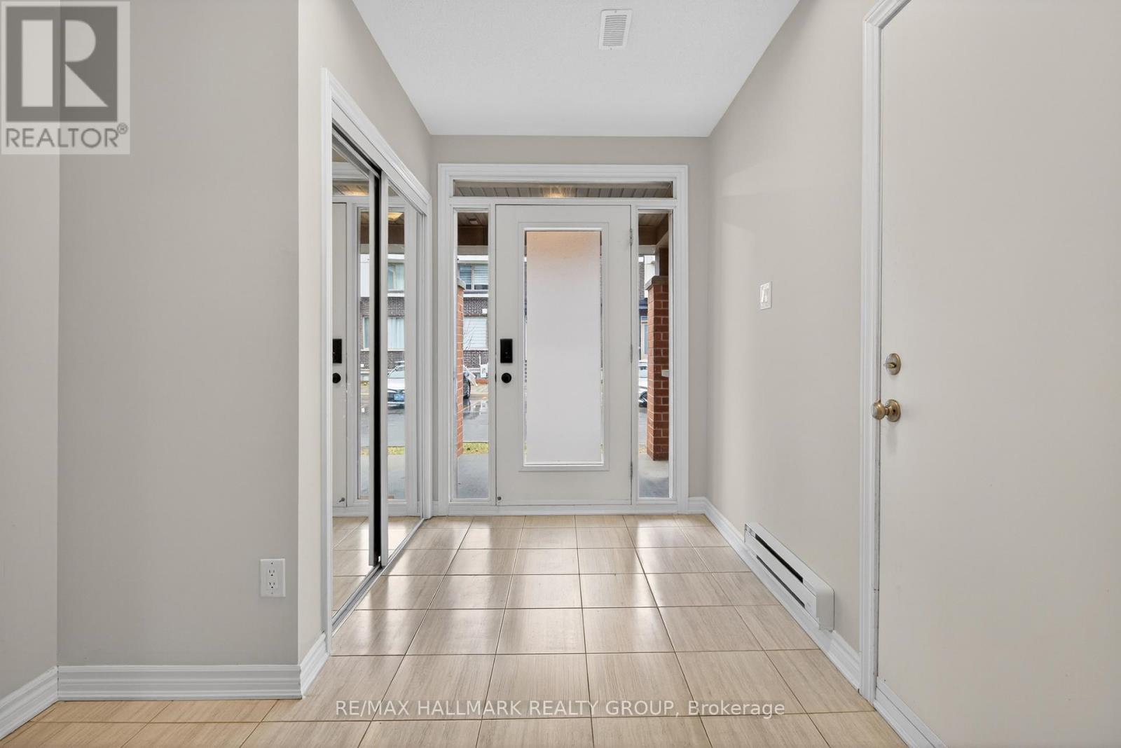 805 Kiniw Private, Ottawa, Ontario  K1K 4Z4 - Photo 3 - X12996738