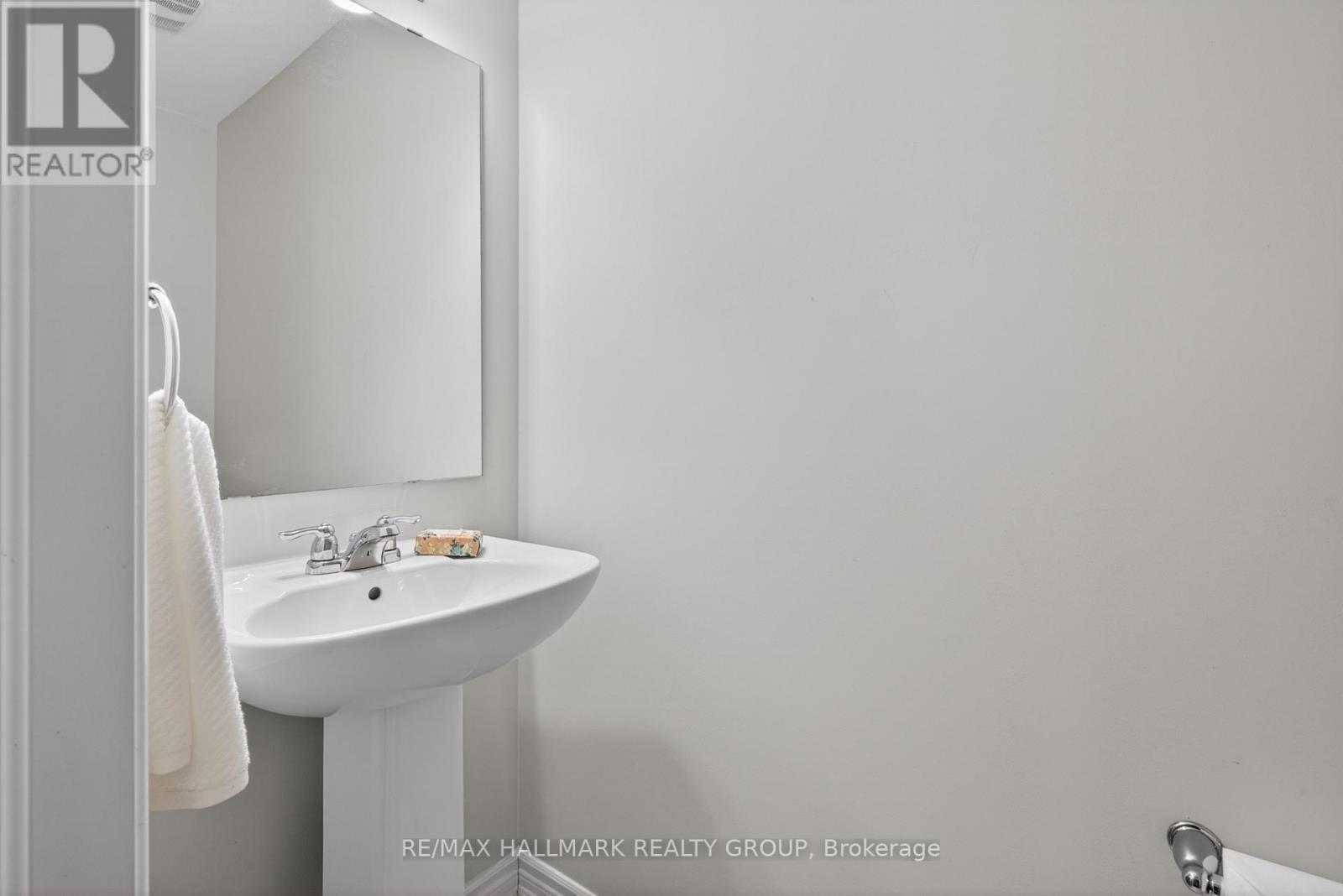 805 Kiniw Private, Ottawa, Ontario  K1K 4Z4 - Photo 8 - X12996738