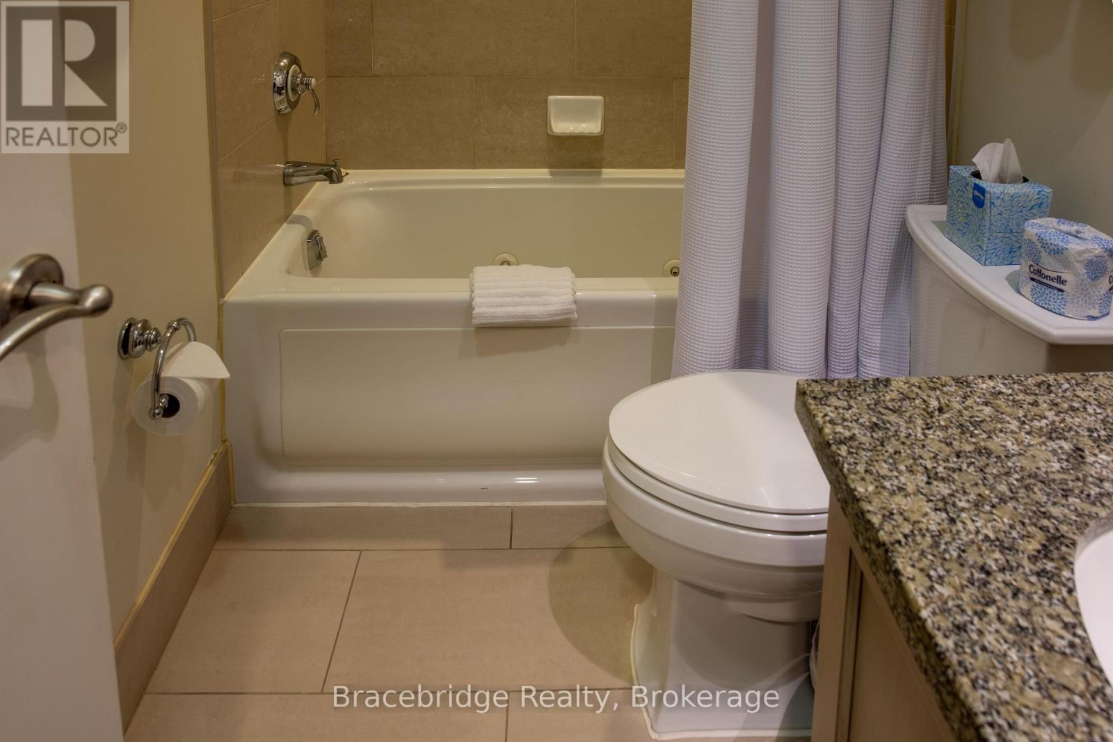 L215-C2 - 1869 Muskoka Rd 118 Highway W, Muskoka Lakes, Ontario  P1L 1W8 - Photo 10 - X12996588