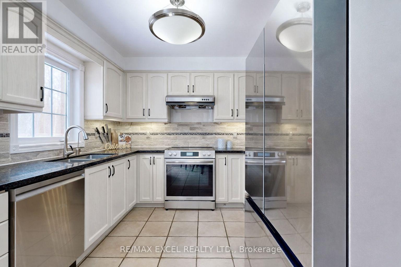 96 Ferncroft Drive, Georgina, Ontario  L4P 4G7 - Photo 14 - N12969596