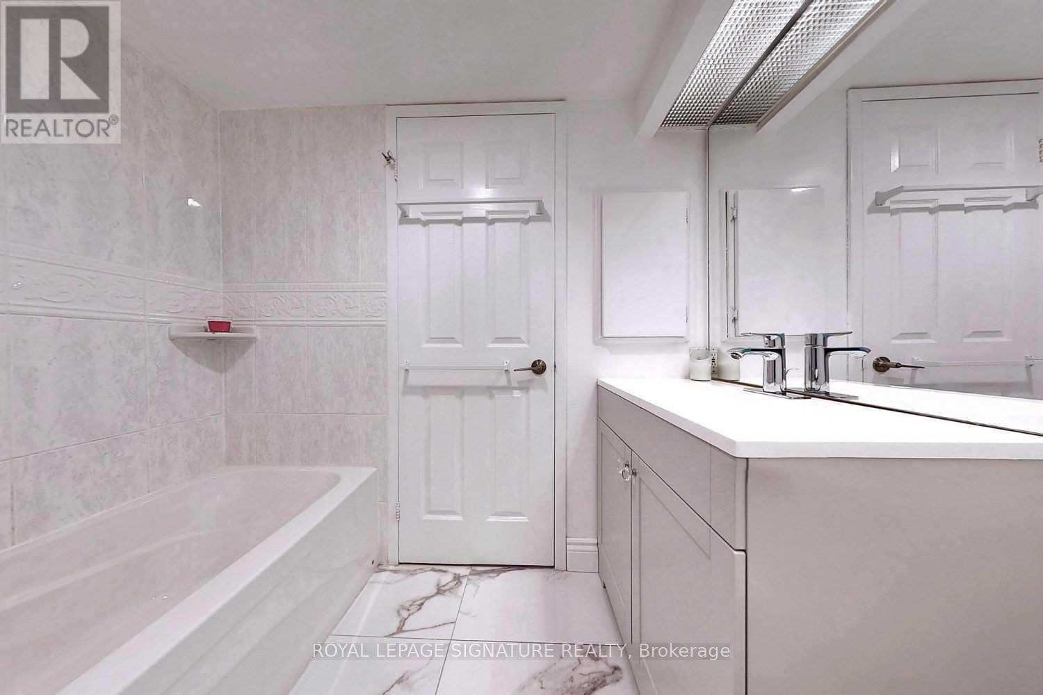 3706 - 5 Concorde Place, Toronto, Ontario  M3C 3M8 - Photo 10 - C12996796